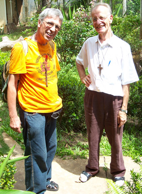Bischof Reinhard mit Pe. Frederico