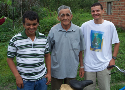 Sr. L&iacute;dio mit jungen Priestern