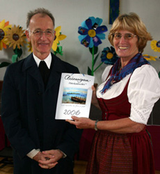 &Uuml;bergabe des Kalenders 2006