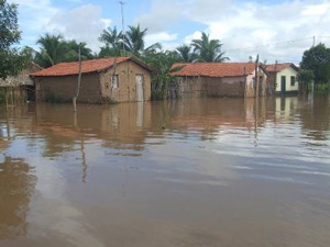 H&auml;user stehen unter Wasser